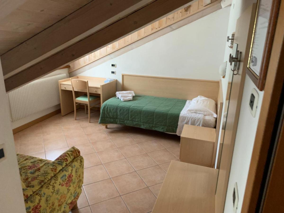 Hotel Garni B&B Maffei ปินโซโล ภายนอก รูปภาพ